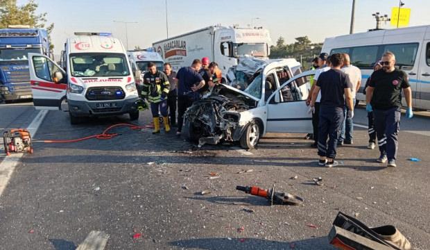 Mersin'de hafif ticari ara&ccedil; TIR'a arkadan &ccedil;arptı; 2 &ouml;l&uuml;, 1 yaralı