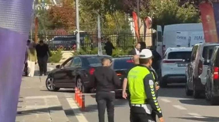 İzmir Büyükşehir Belediye Başkanı Cemil Tugay, aracıyla AK Parti Genel Merkezi'ne geldi.