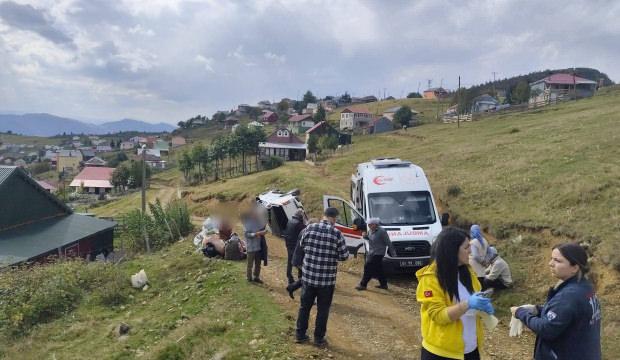 Sis Dağı Yaylası'nda kamyonet u&ccedil;uruma yuvarlandı: 1'i ağır 4 yaralı