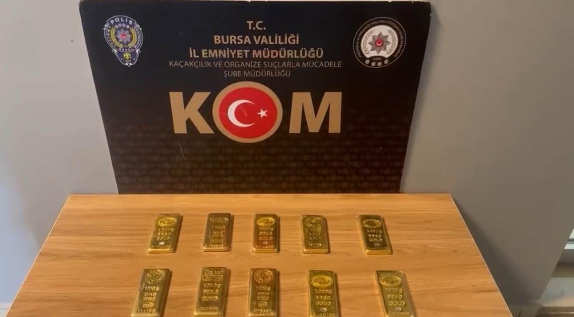 Ele geçirilen 10 kilogramlık külçe altınlar.