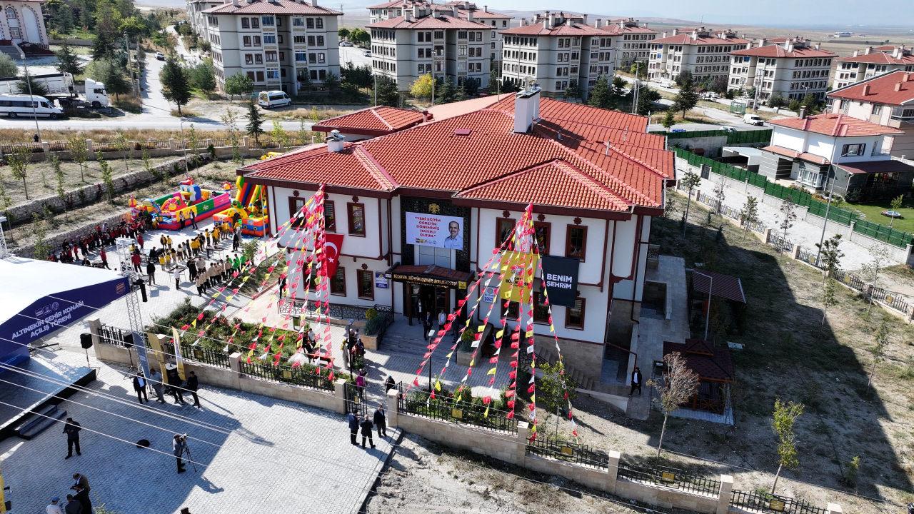  Altınekin’e kazandırılan şehir konağının açılışını gerçekleştirdi. 