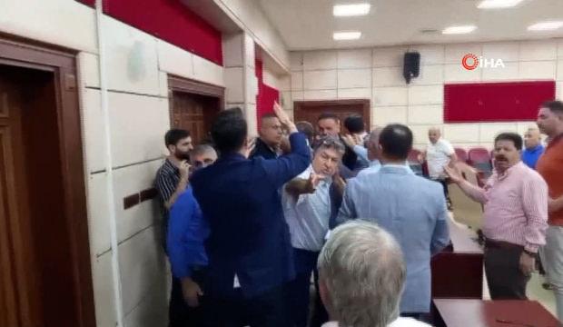 Y&uuml;reğir Belediye Meclisi'nde "satılık" tartışması: CHP'li meclis &uuml;yeleri birbirine girdi