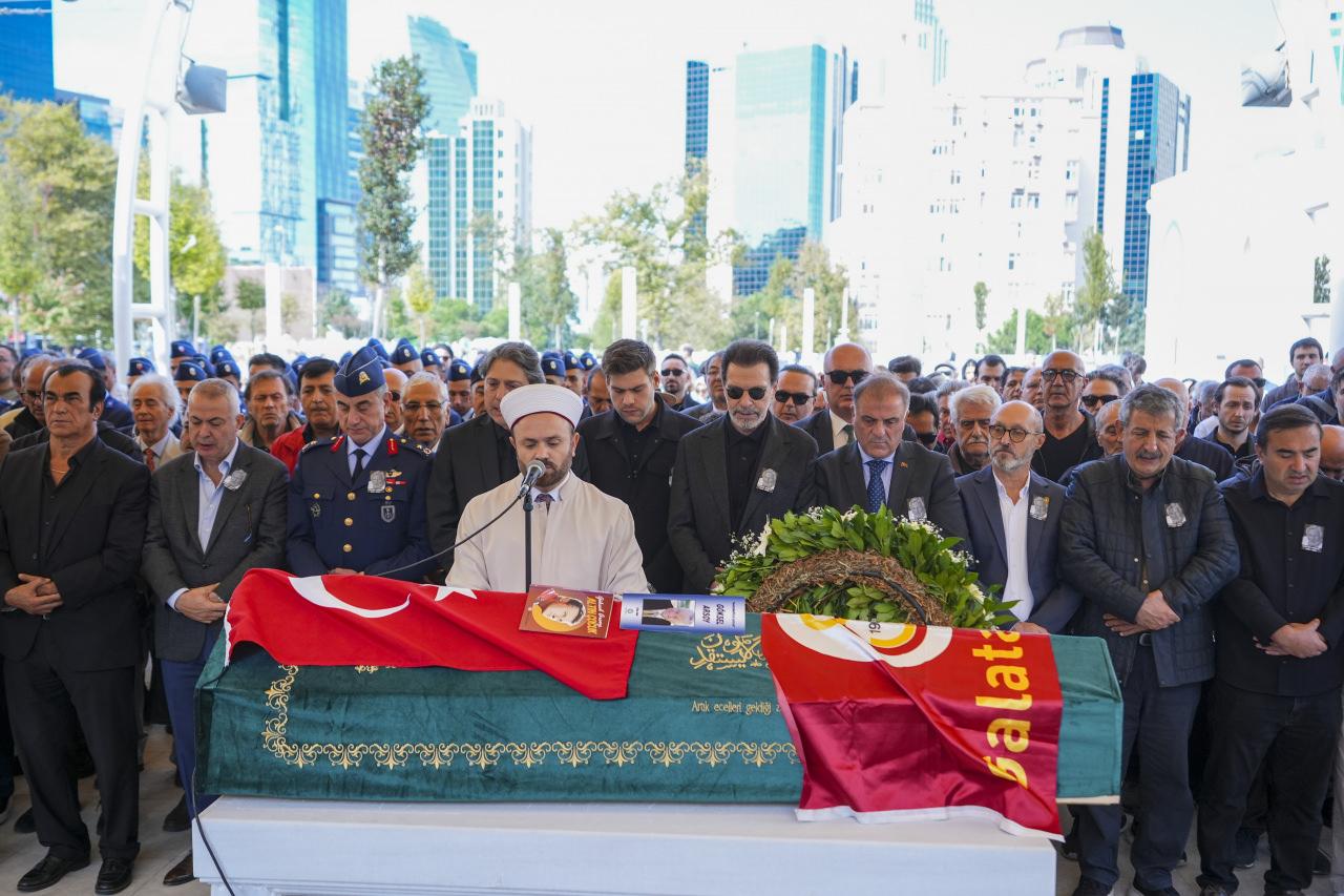 Sanatçı Göksel Arsoy, son yolculuğuna uğurlandı.