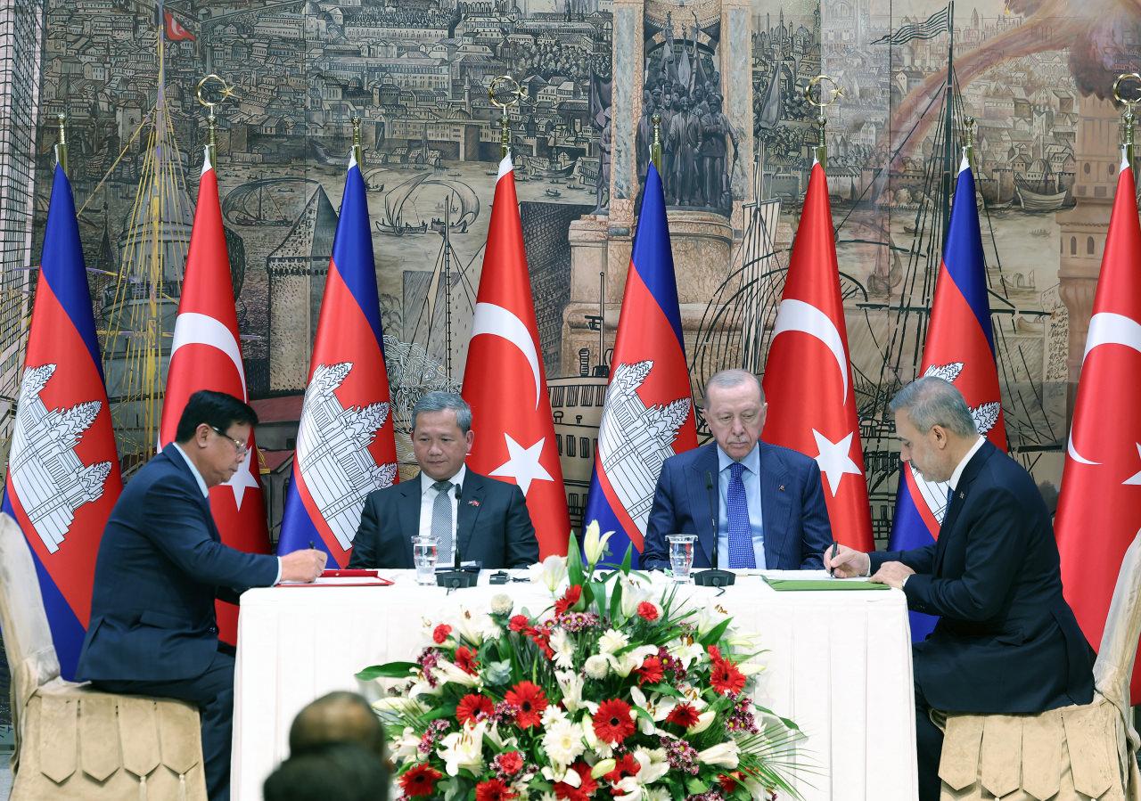 Cumhurbaşkanı Recep Tayyip Erdoğan ve Kamboçya Başbakanı Hun Manet'in huzurunda Cumhurbaşkanlığı Dolmabahçe Ofisi'nde Türkiye ile Kamboçya arasında 'Askeri Çerçeve Anlaşması' imzalandı.