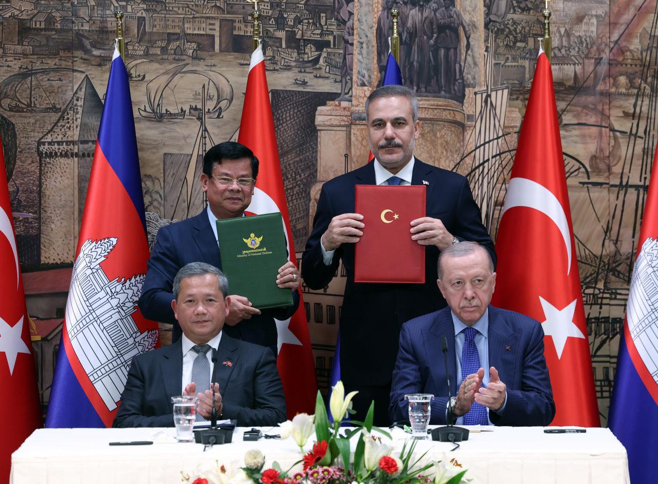 Cumhurbaşkanı Recep Tayyip Erdoğan ve Kamboçya Başbakanı Hun Manet'in huzurunda Cumhurbaşkanlığı Dolmabahçe Ofisi'nde Türkiye ile Kamboçya arasında 'Askeri Çerçeve Anlaşması' imzalandı.