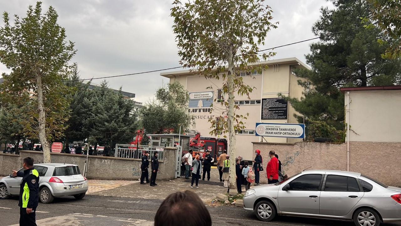 Veliler, çocuklarını alıyor. 