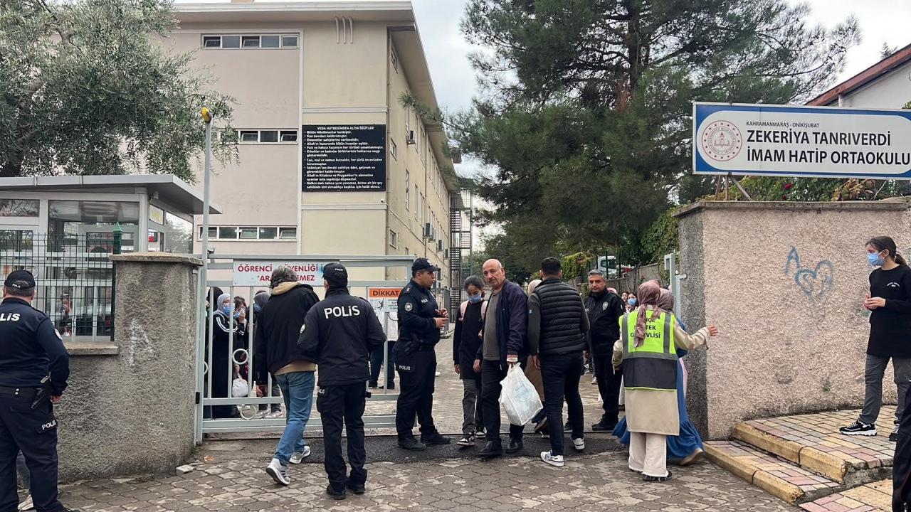 Okula çok sayıda ekip sevk edildi. 