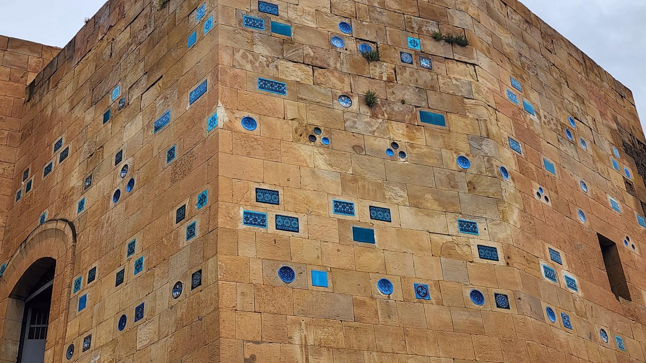Bayburt Kalesi’nin çini süsleme detayları.