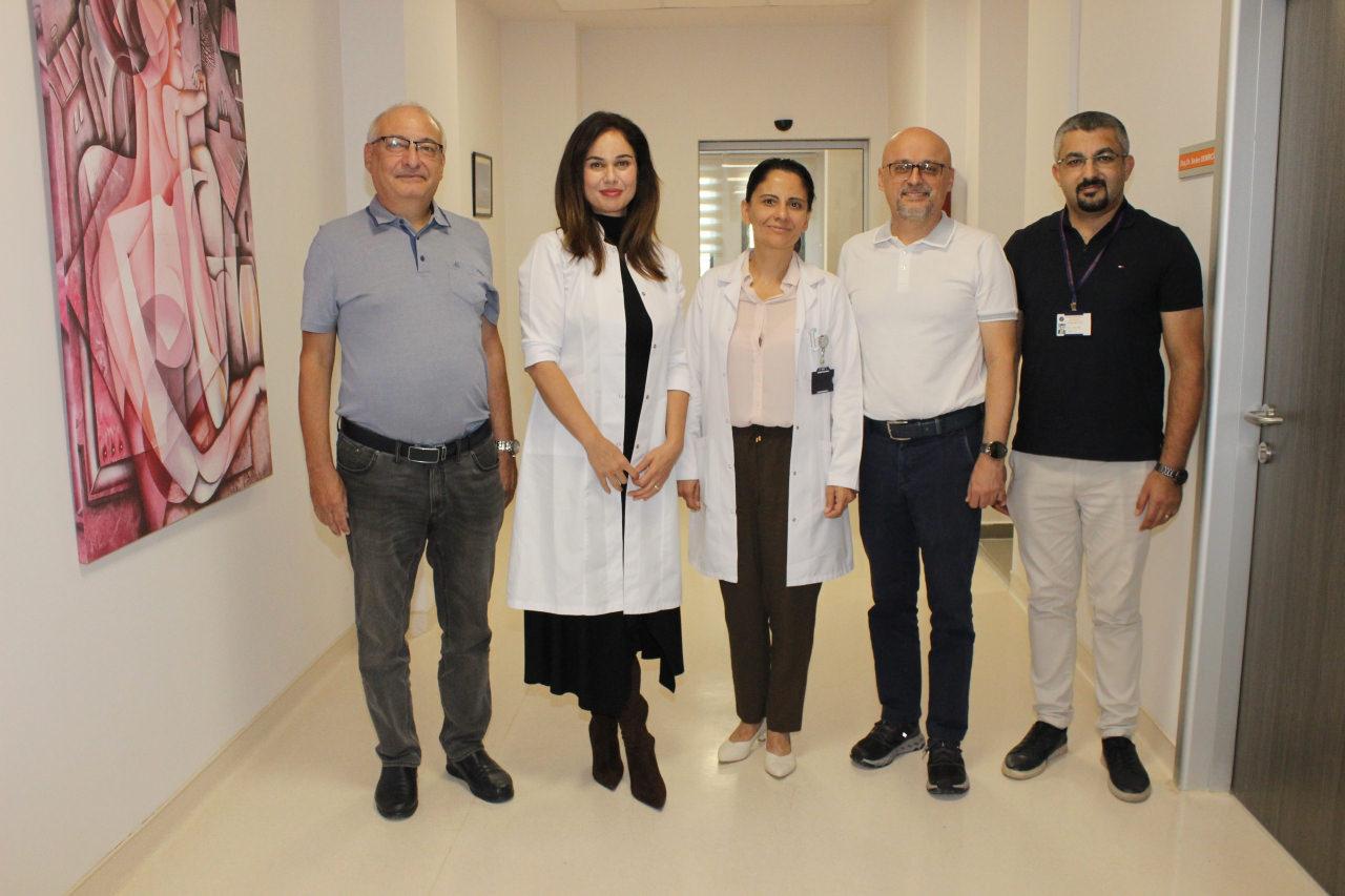 Akdeniz Üniversitesi Nöroloji Bölümü'nden Prof. Dr. Babür Dora ile Prof. Dr. Ebru Apaydın Doğan, Acil Tıp Anabilim Dalı Öğretim Üyesi Dr. Aslıhan Ünal ve İç Hastalıkları Uzmanı Doç. Dr. Hasan Söze