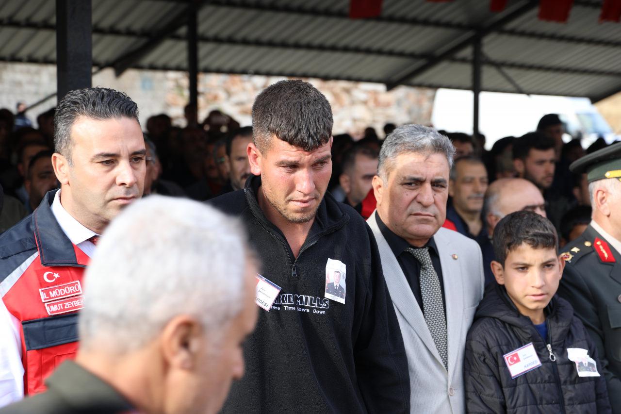 Piyade Uzman Çavuş Mustafa Aslan'ın yakınları cenaze törenine katıldı. 