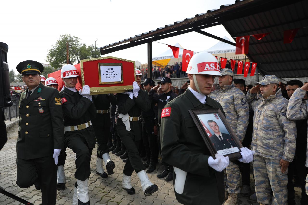 Piyade Uzman Çavuş Mustafa Aslan'ın cenazesi taşınıyor. 