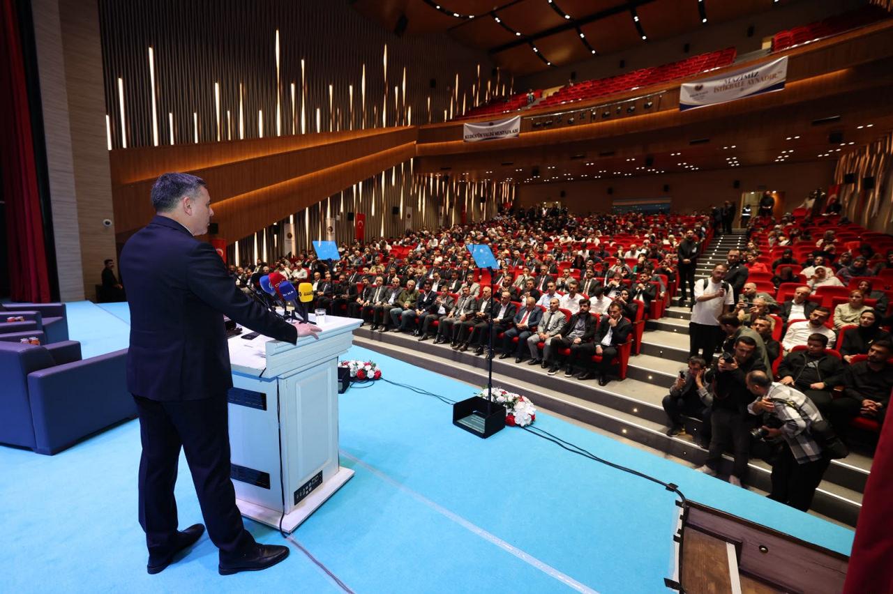 İçişleri Bakanı Mustafa Çiftçi, Birlik Vakfı Batman Şubesi tarafından Necat Nasıroğlu Külliyesi Konferans Salonu’nda düzenlenen “Türkiye Yüzyılı’nda Terörsüz Türkiye, Kardeşlik Hukuku ve Toplumsal Barış” paneline katıldı.