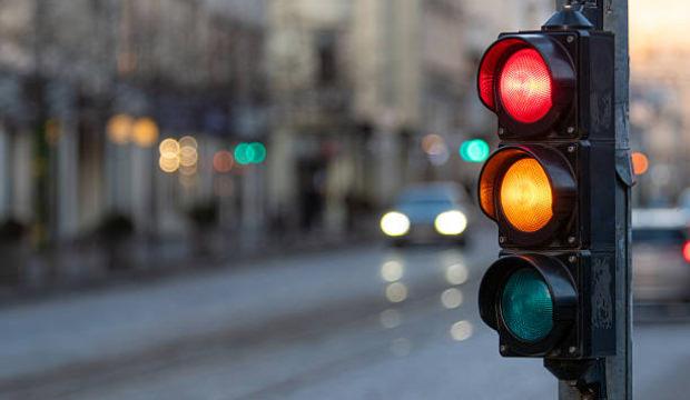 Avrupa &uuml;lkesinde yeni d&ouml;nem! Trafikte sarı ışık kuralı değişti