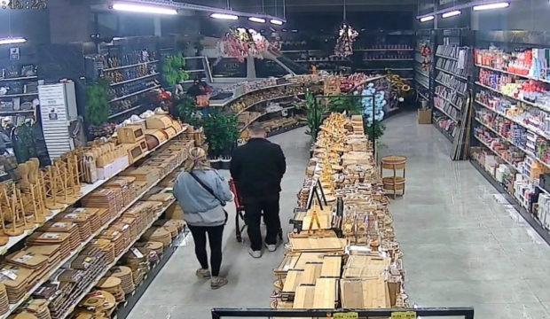 Bursa&rsquo;da mağazaya servis aracı daldı: M&uuml;şteriler neye uğradığını şaşırdı