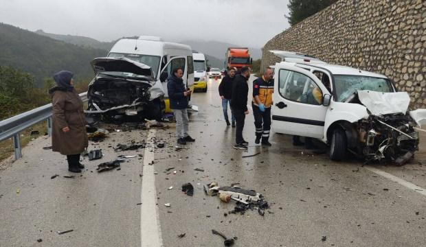 Bursa'da yolcu minib&uuml;s&uuml; ile otomobil &ccedil;arpıştı: 1 kişi &ouml;ld&uuml;, 10 kişi yaralandı