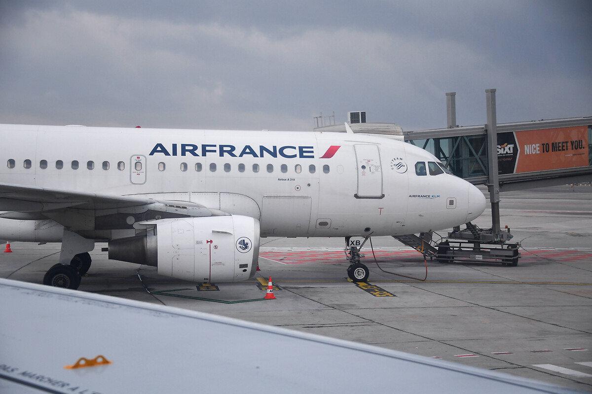 Bir Air France yolcu uçağı terminalde beklerken.