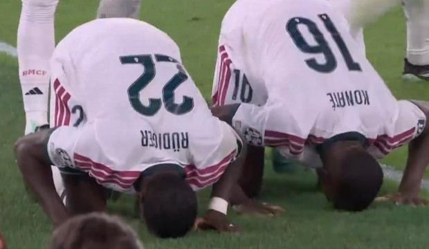 G&ouml;n&uuml;lleri fetheden hareket! Real Madrid'in yıldızları golden sonra secdeye gitti
