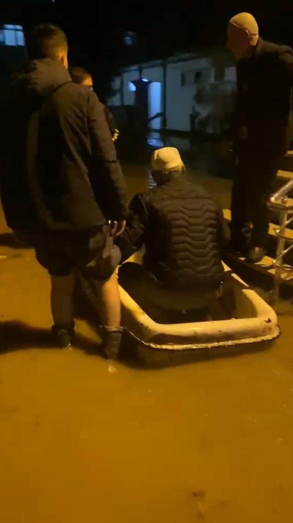 Namaz sonrası camide mahsur kalan imam ve cemaat botla taşındı.