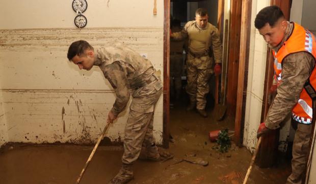 İstanbul'da sel sonrası temizlik: 300 jandarma personeli sahada