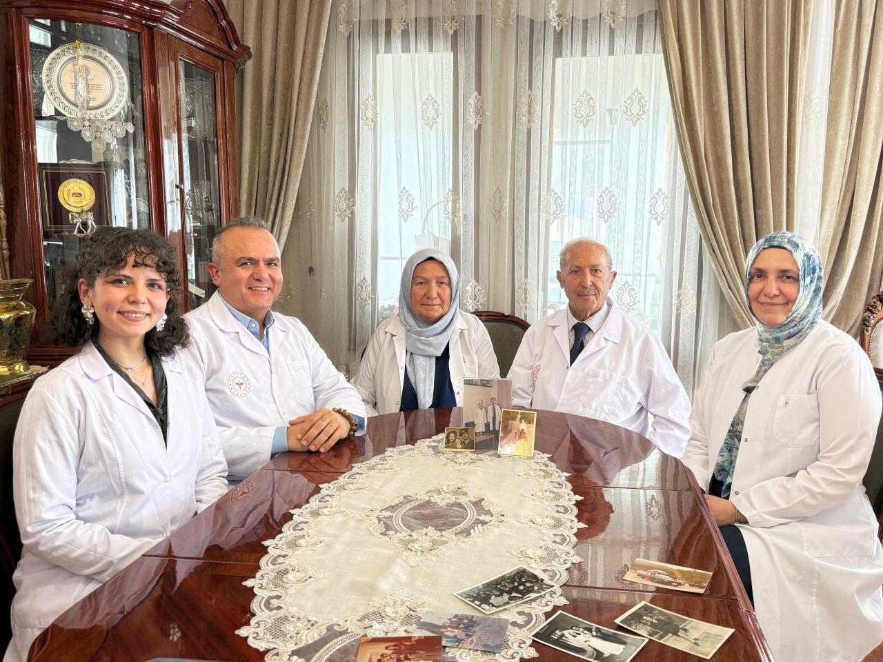 4 kuşak doktor olan Sılay ailesi.