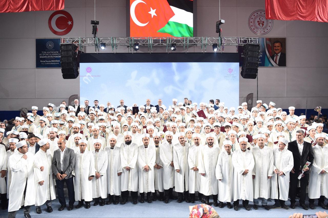 Hafızlık eğitimin tamamlayan erkekler.