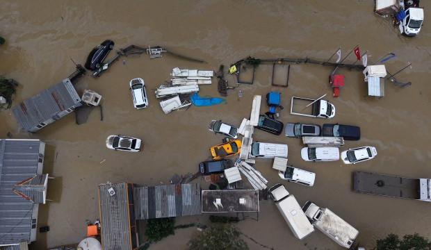 Kemerburgaz'da Cendere yolu g&ouml;le d&ouml;nd&uuml;: Y&uuml;zlerce ara&ccedil; sular altında kaldı