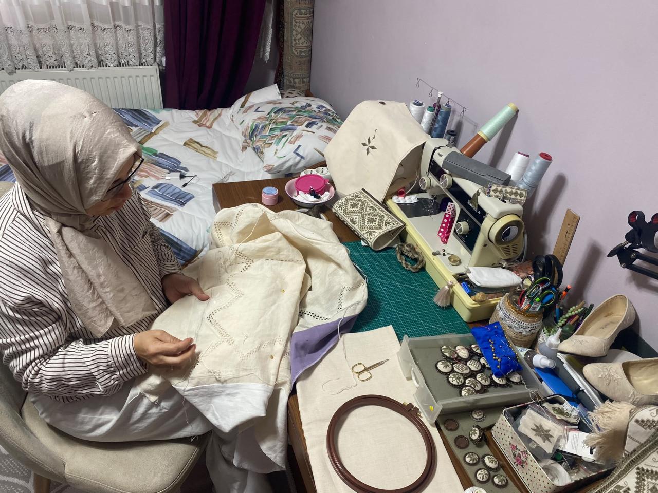 Bir masa örtüsünün tamamlanması, motiflerin yoğunluğuna göre bir yılı bulabiliyor.