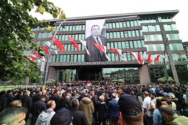 Düzce'de geçirdiği trafik kazası sonucu hayatını kaybeden Üsküdar Belediye Başkan Vekili Dündar Ziya Gültekin için belediye önünde program düzenlendi.