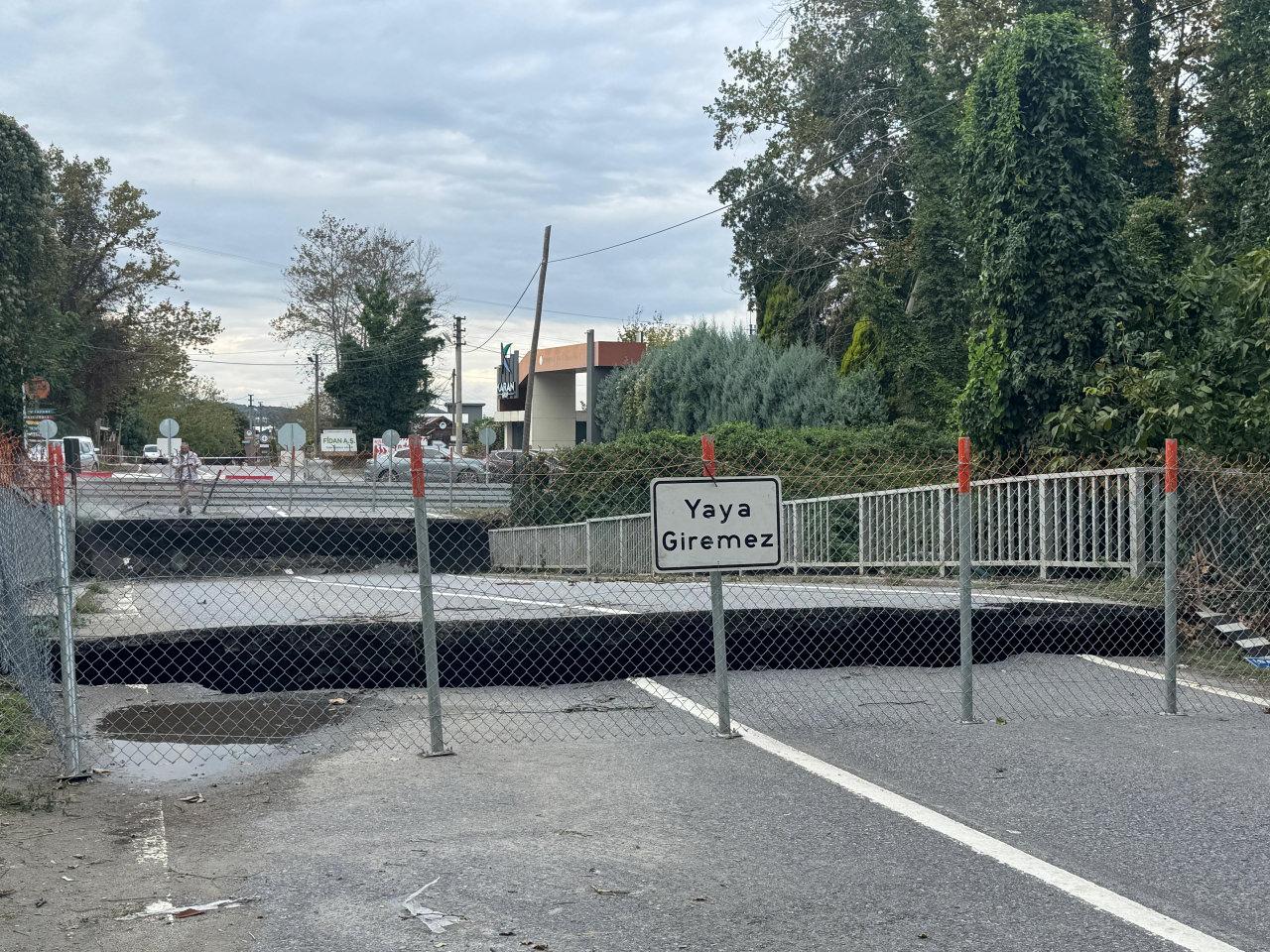 Sakarya'nın Sapanca ilçesinde sağanağın ardından zarar gören Yanık Köprüsü kapatıldı.