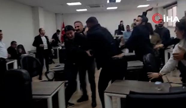 Şırnak'ta belediye meclisi, boks ringine d&ouml;nd&uuml;! &Ccedil;ıkan kavgada yumruklar havada u&ccedil;uştu