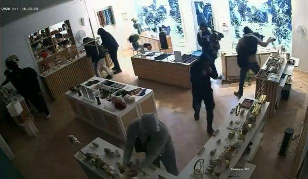 Fransa'da protestolar kontrolden &ccedil;ıktı!  İş yerleri yağmalandı