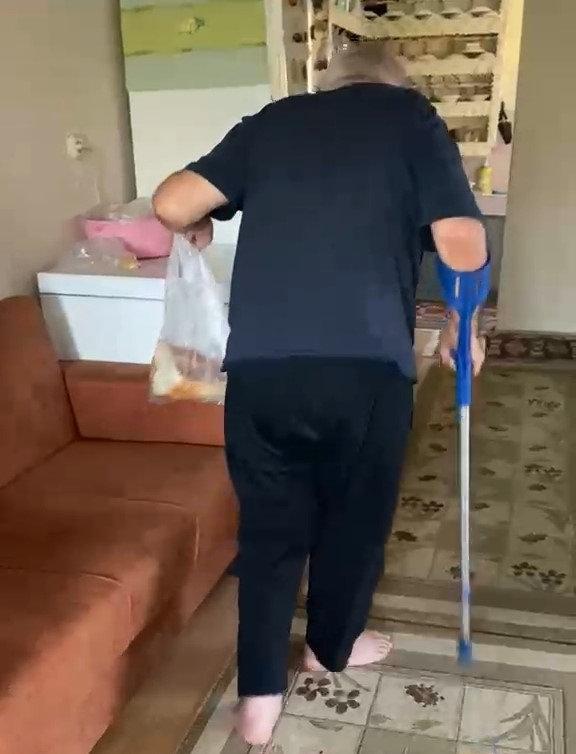 76 yaşındaki Bahtiyar Kuşkuoğlu, yürüme zorluğu yaşıyor.