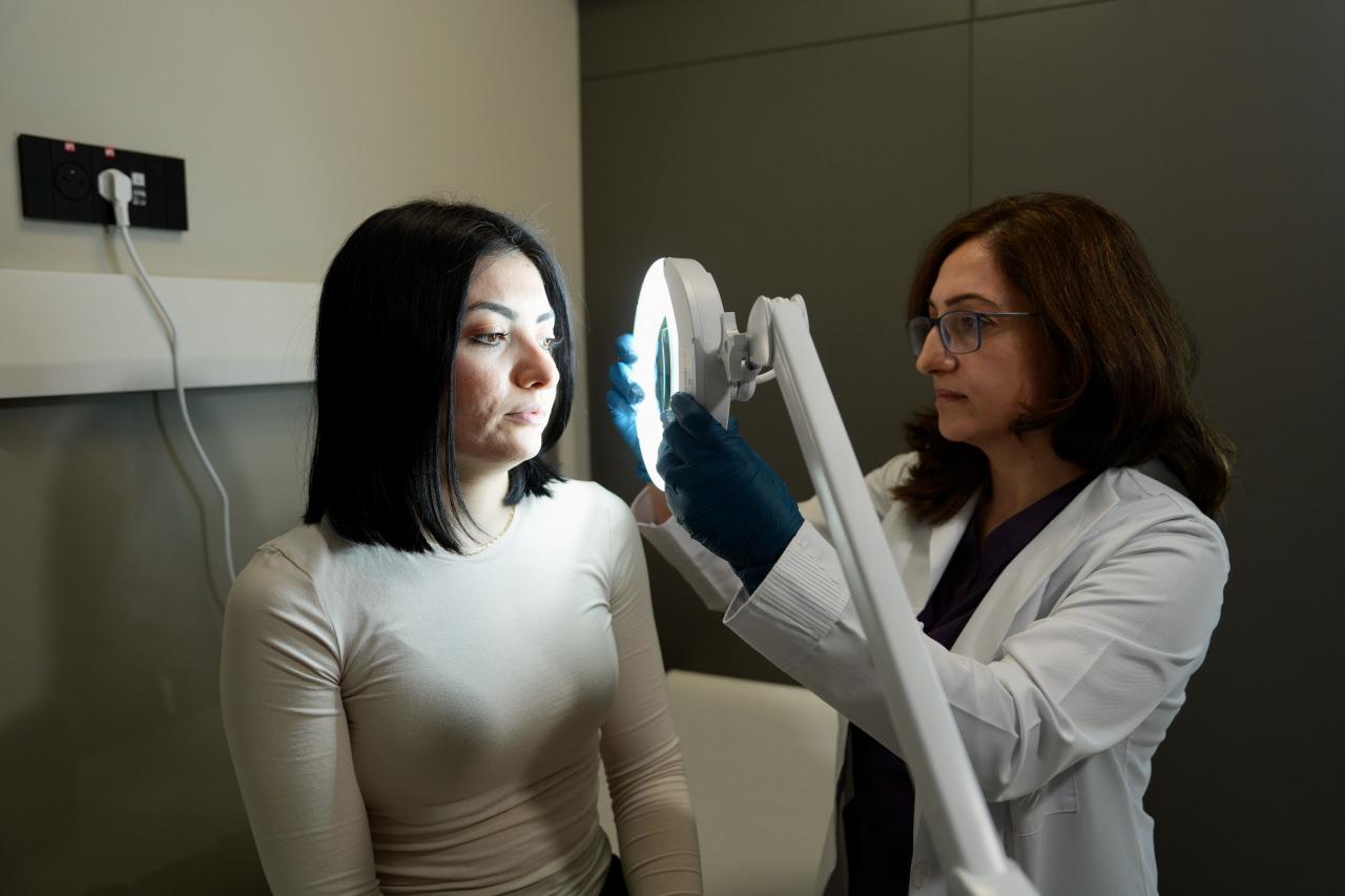 Medipol Acıbadem Bölge Hastanesi’nden Dermatoloji Uzmanı Prof. Dr. Sevilay Oğuz Kılıç, hastasını muayene ediyor.