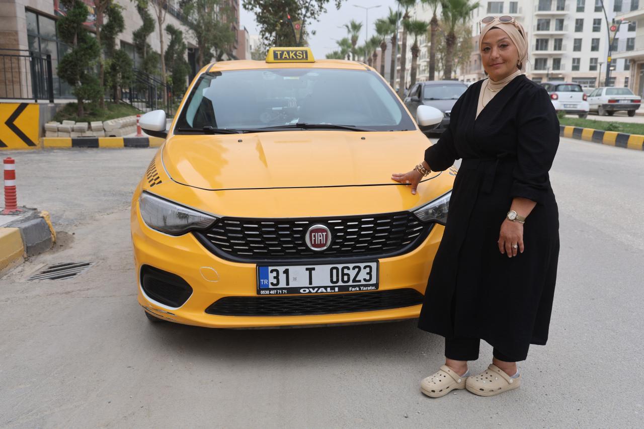 Antakya sokaklarında direksiyon sallayan kadın taksici, günde ortalama 15 saat çalışıyor.