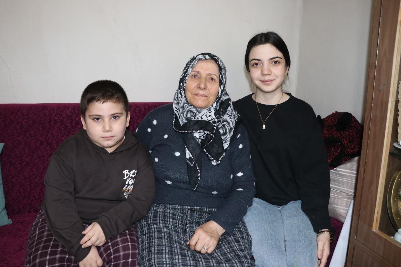 Eşini 2006 yılında kaybeden Hatice Baydiker, dört çocuğunu büyüttüğü evinde yıllardır biriktirdiği hatıralarla yaşamayı sürdürüyor.