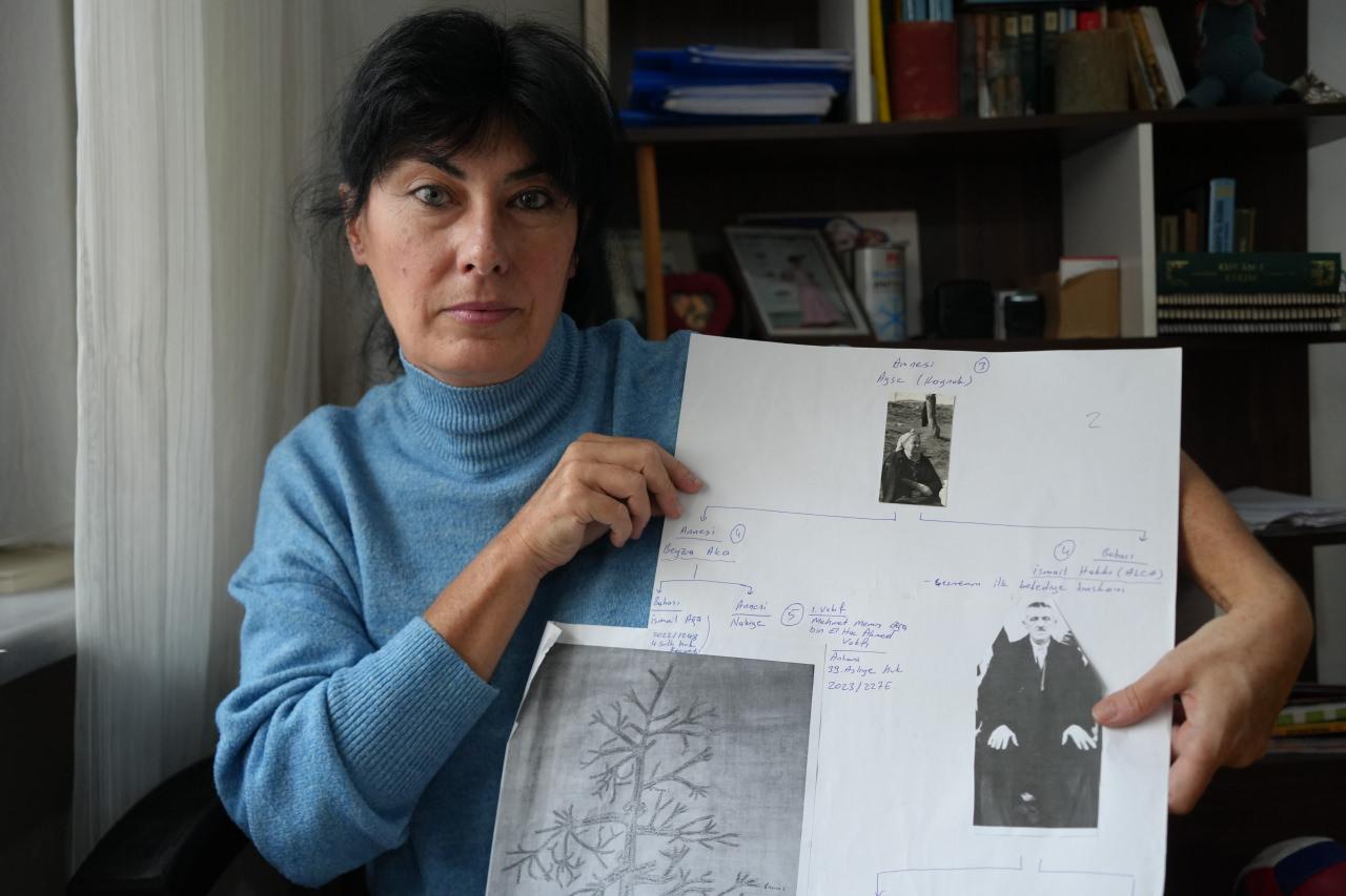 “Çeşme’nin üçte ikisi bizim” diyen Nilüfer Akcoşkun Bozbağ, Osmanlı dönemine uzanan aile geçmişine ilişkin araştırmasının ardından miras hakkını arıyor.