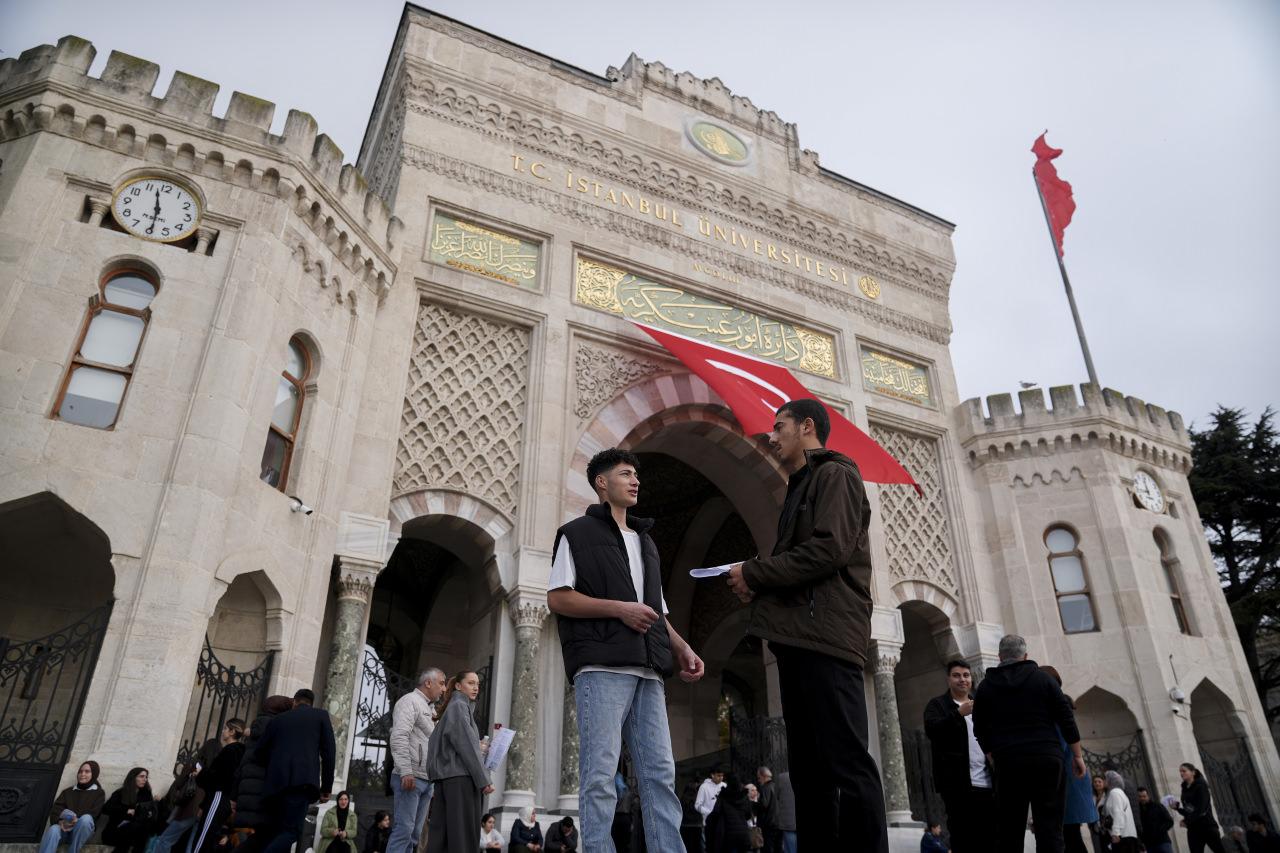 İstanbul Üniversitesi'nde sınava girecek adaylar, kimlik kontrollerinin ardından salonlara alındı.