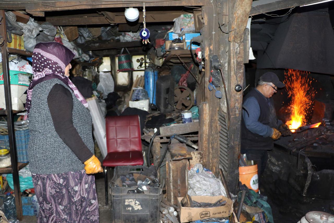 Makbule Ümral, yaklaşık 15 yıldır eşinin yanında demircilik yaparak aile mesleğinin devam etmesine katkı sağlıyor.