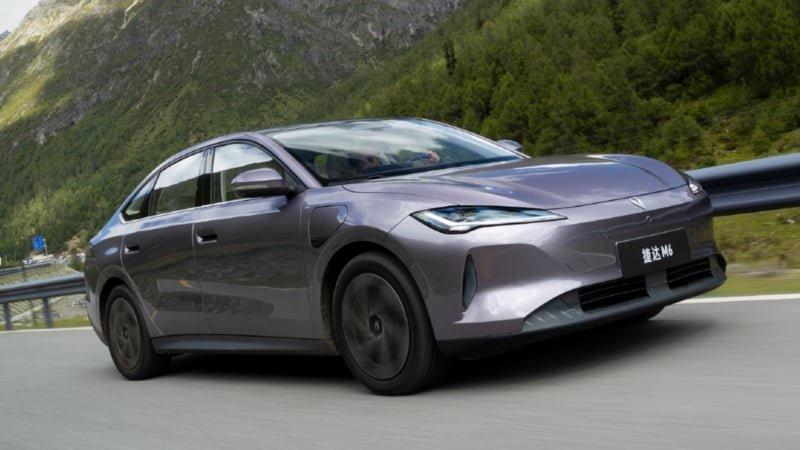 4,8 metreyi aşan uzunluğuyla Jetta M6, elektrikli sedan pazarına iddialı bir giriş yaptı.