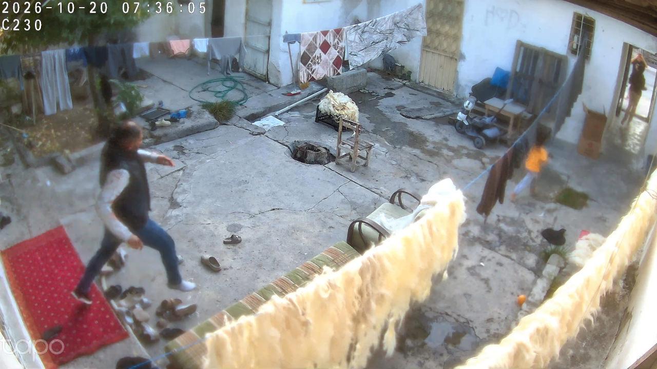 Kendisini terk eden kadın ile annesini bıçaklayan şüphelinin eve girip çıktığı anlar kamerada.