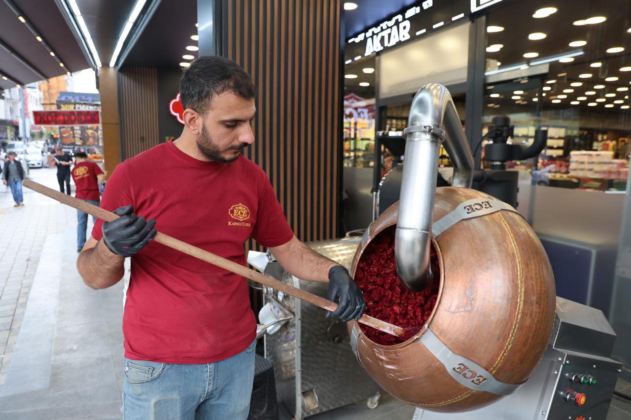Elazığ’da yerli vişne ve cevizle hazırlanan vişneli şeker, vatandaşlardan gelen olumlu tepkilerin ardından seri üretilmeye başlandı.