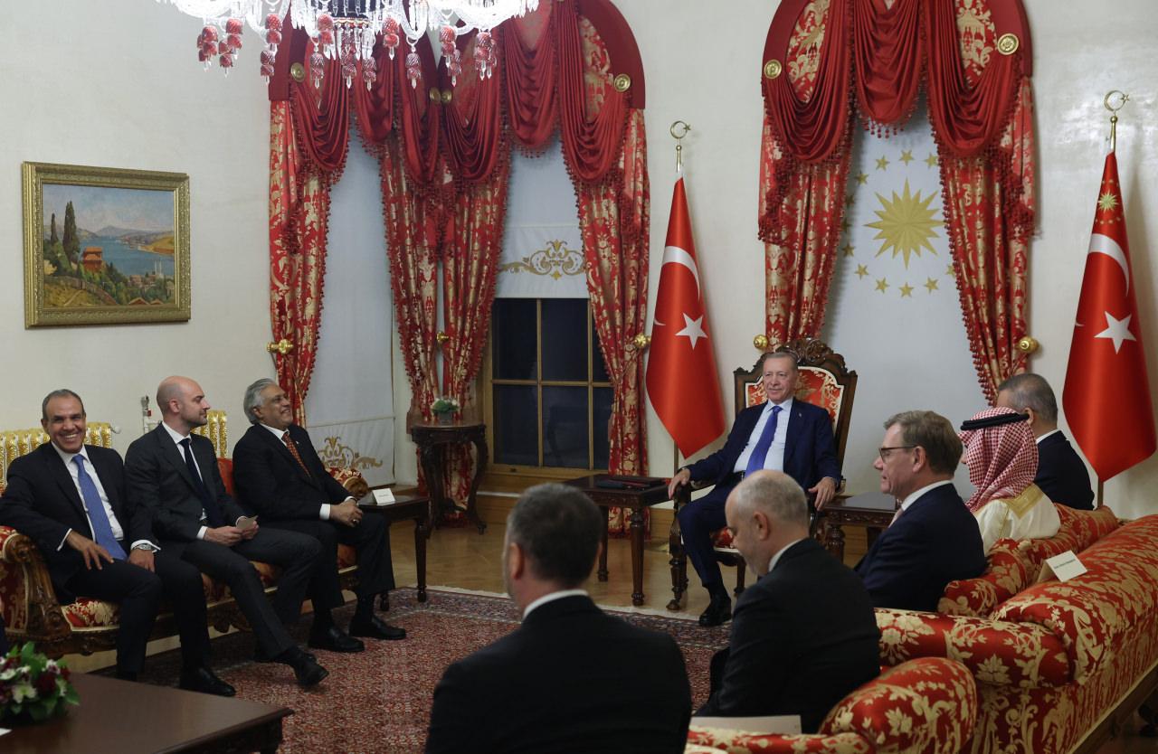 Cumhurbaşkanı Recep Tayyip Erdoğan, R4 (Türkiye, Mısır, Pakistan ve Suudi Arabistan) ile İtalya'nın da katılımıyla gerçekleştirilen R4+E3 (İngiltere, Almanya ve Fransa) Dışişleri Bakanları Toplantıları kapsamında Türkiye'ye gelen dışişleri bakanlarını kabul etti.
