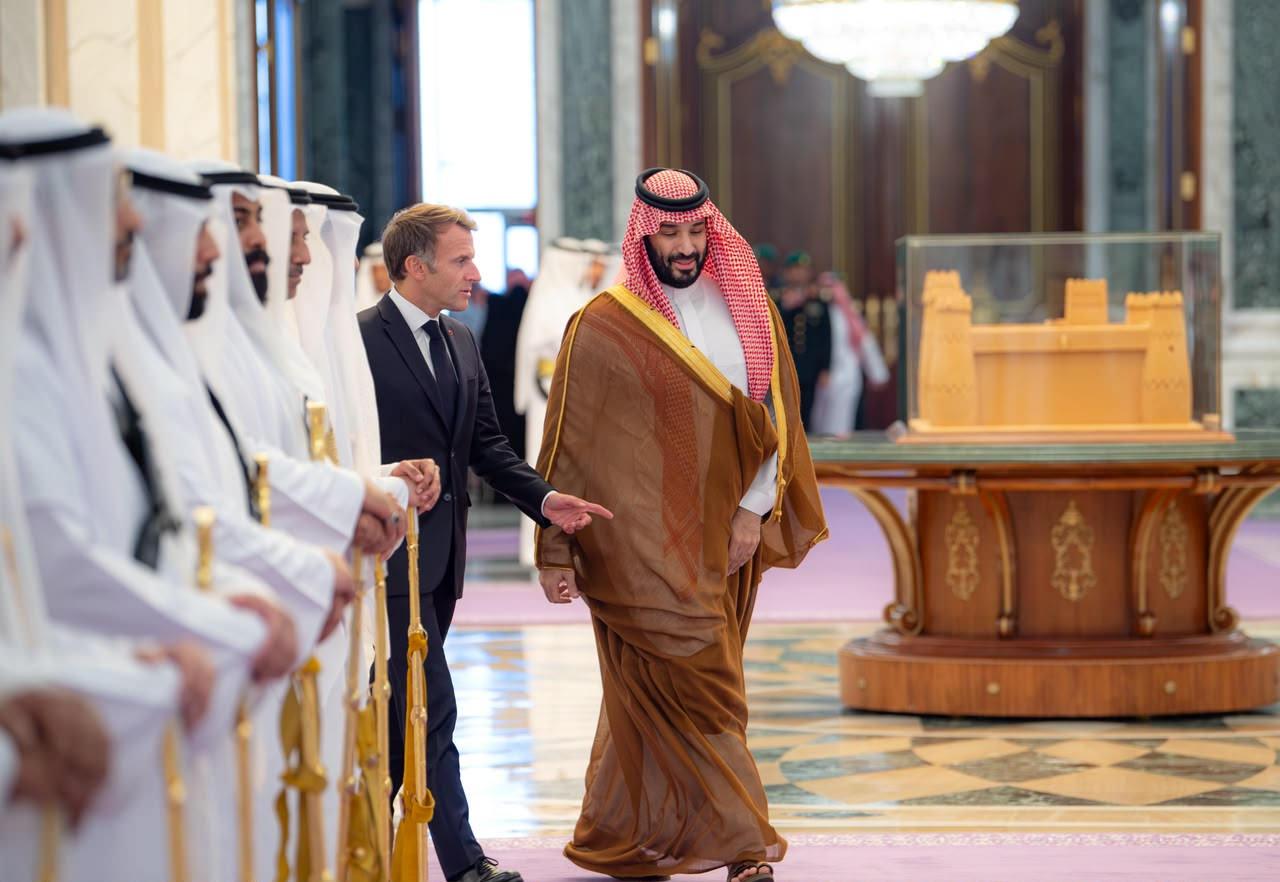 Fransa Cumhurbaşkanı Emmanuel Macron, Körfez turu kapsamında ziyaret ettiği Suudi Arabistan'ın başkenti Riyad'da Veliaht Prens Muhammed bin Selman'la (sağda) bir araya geldi.