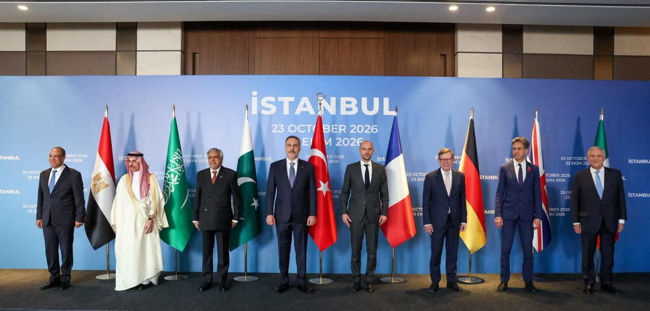 Dışişleri Bakanı Hakan Fidan, İstanbul’da, İtalya’nın da katılımıyla gerçekleştirilen R4+E3 (Birleşik Krallık, Almanya, Fransa) Dışişleri Bakanları Toplantısı’na ev sahipliği yaptı. Toplantı öncesinde aile fotoğrafı çekildi.