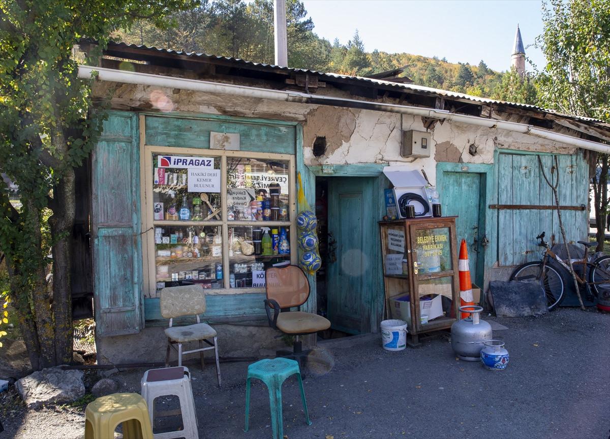Osmanlı döneminde açılan yaklaşık 120 yıllık bakkal, dört kuşaktır aynı aile tarafından işletilerek geçmişin izlerini yaşatıyor.