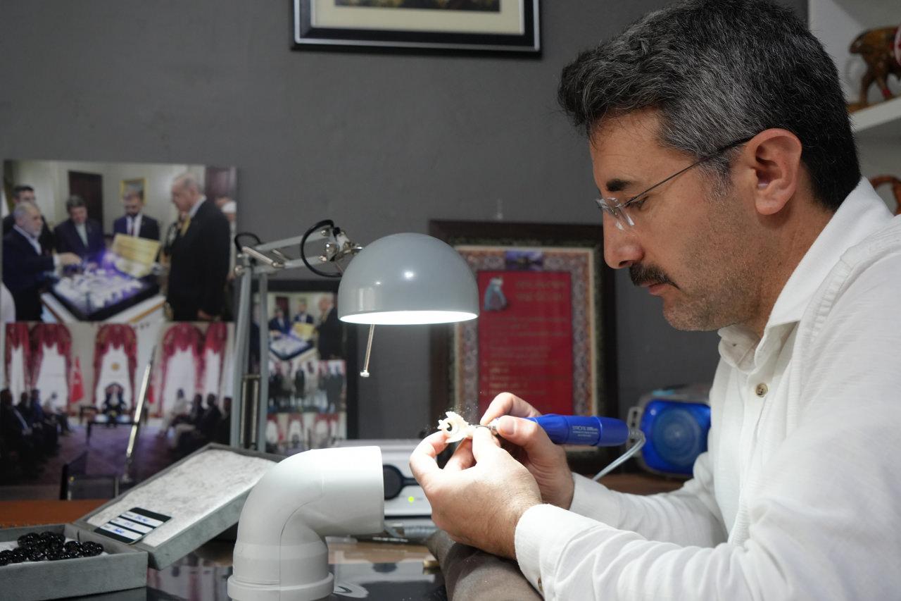 Ramiz Bulut’un konulu ve ayrıntılı işlemeler içeren tespihlerinin hazırlanması 4 ila 5 ayı bulabiliyor.