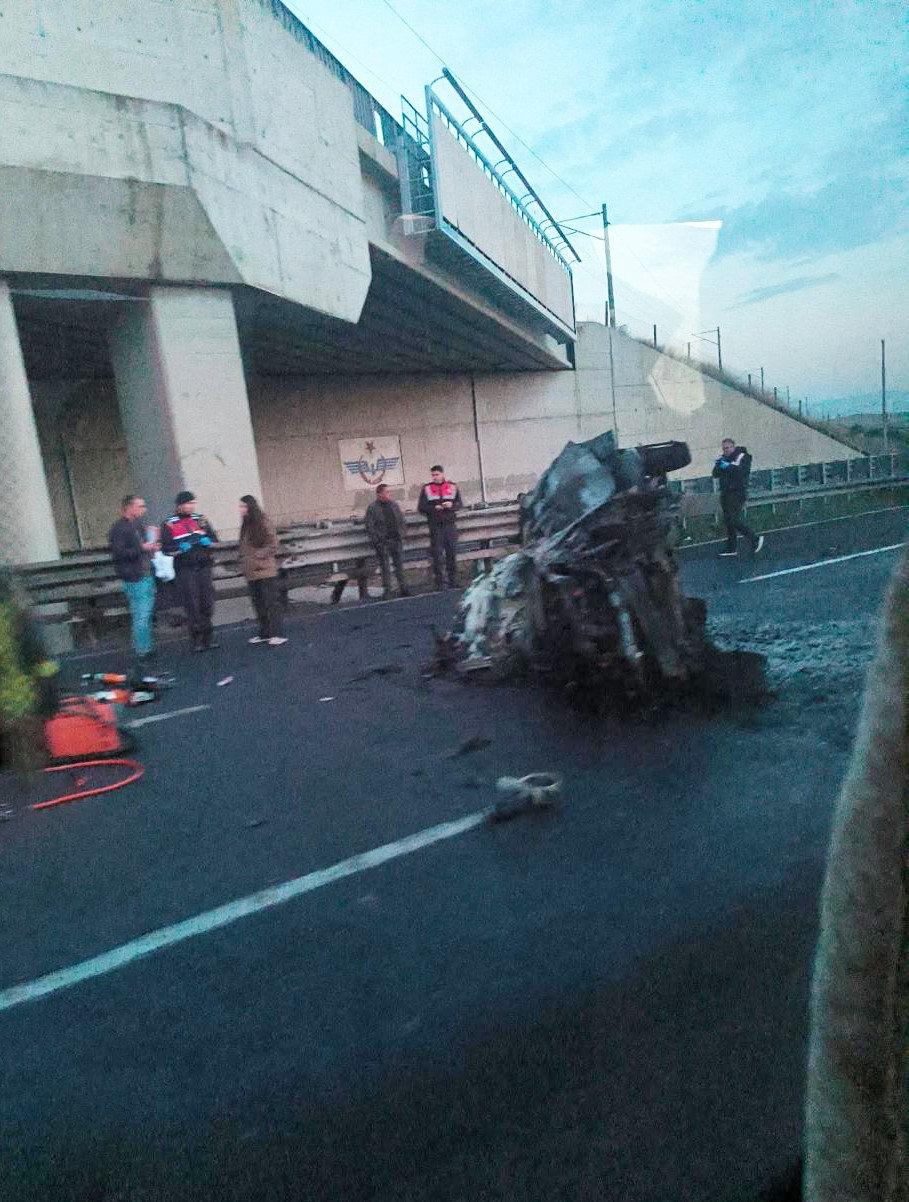 Refüje çarpıp takla atan otomobil alev aldı.