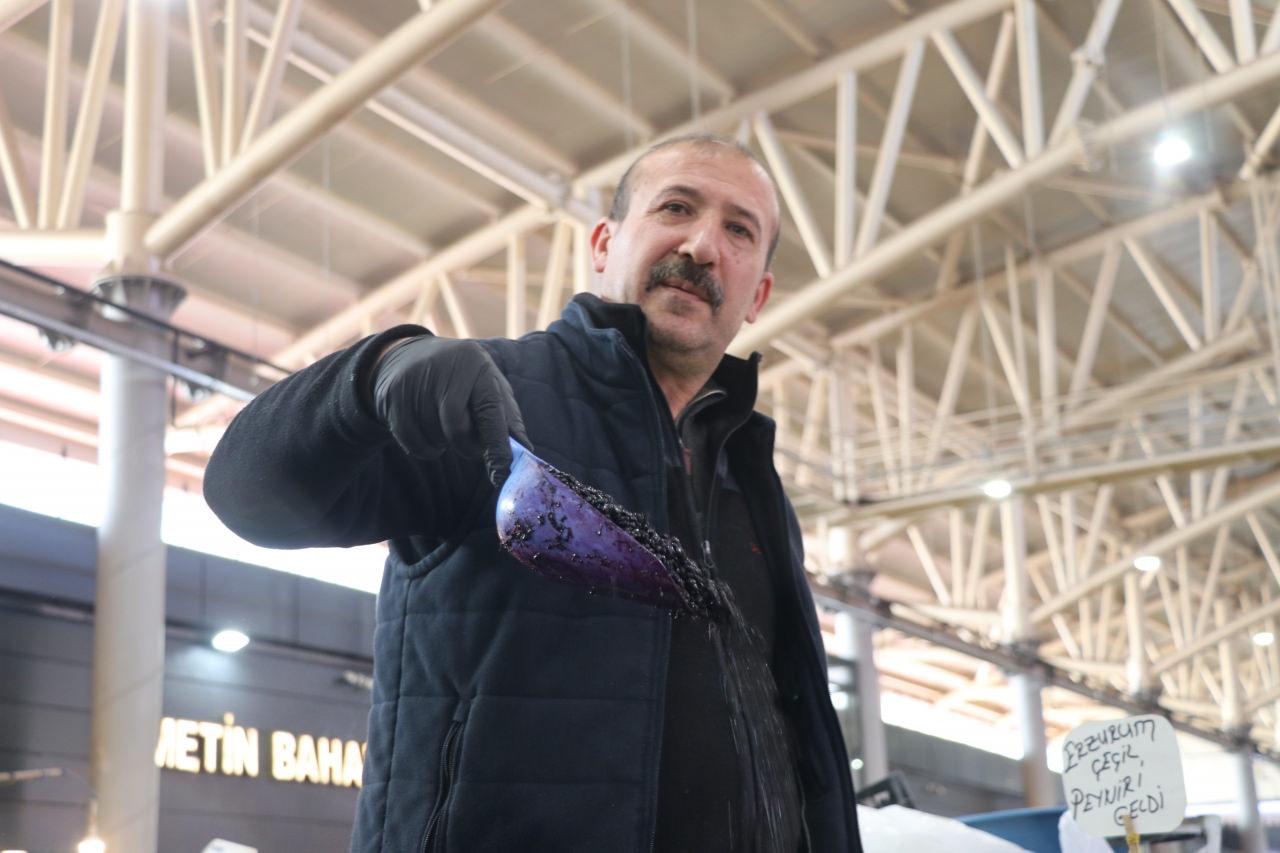 Sivas’ın yüksek kesimlerinde doğal olarak yetişen karamuk meyvesi, yaklaşık bir aylık hasat döneminde tezgâhlarda kilogramı 70 ila 100 TL arasında satışa sunuluyor.