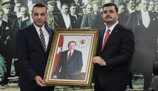 AK Parti'den &Ouml;zg&uuml;r &Ouml;zel'e tepki: Yeni Parti değil, yalanlar partisi
