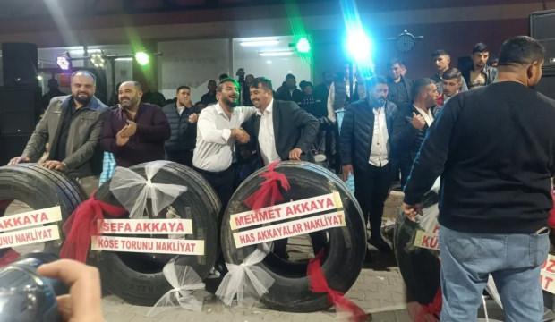 Altın beklerken kamyon lastiği geldi: D&uuml;ğ&uuml;nde davetlileri şaşırtan anlar